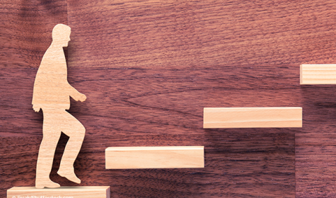 Holzfigur auf Stufen