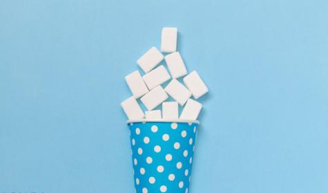 Blauer Becher mit Zuckerwürfeln